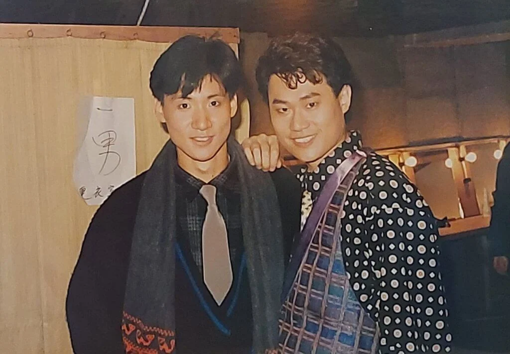 八十年代張學友仍是新人的時期，鄧英敏作潮look打扮，在化妝間合照。