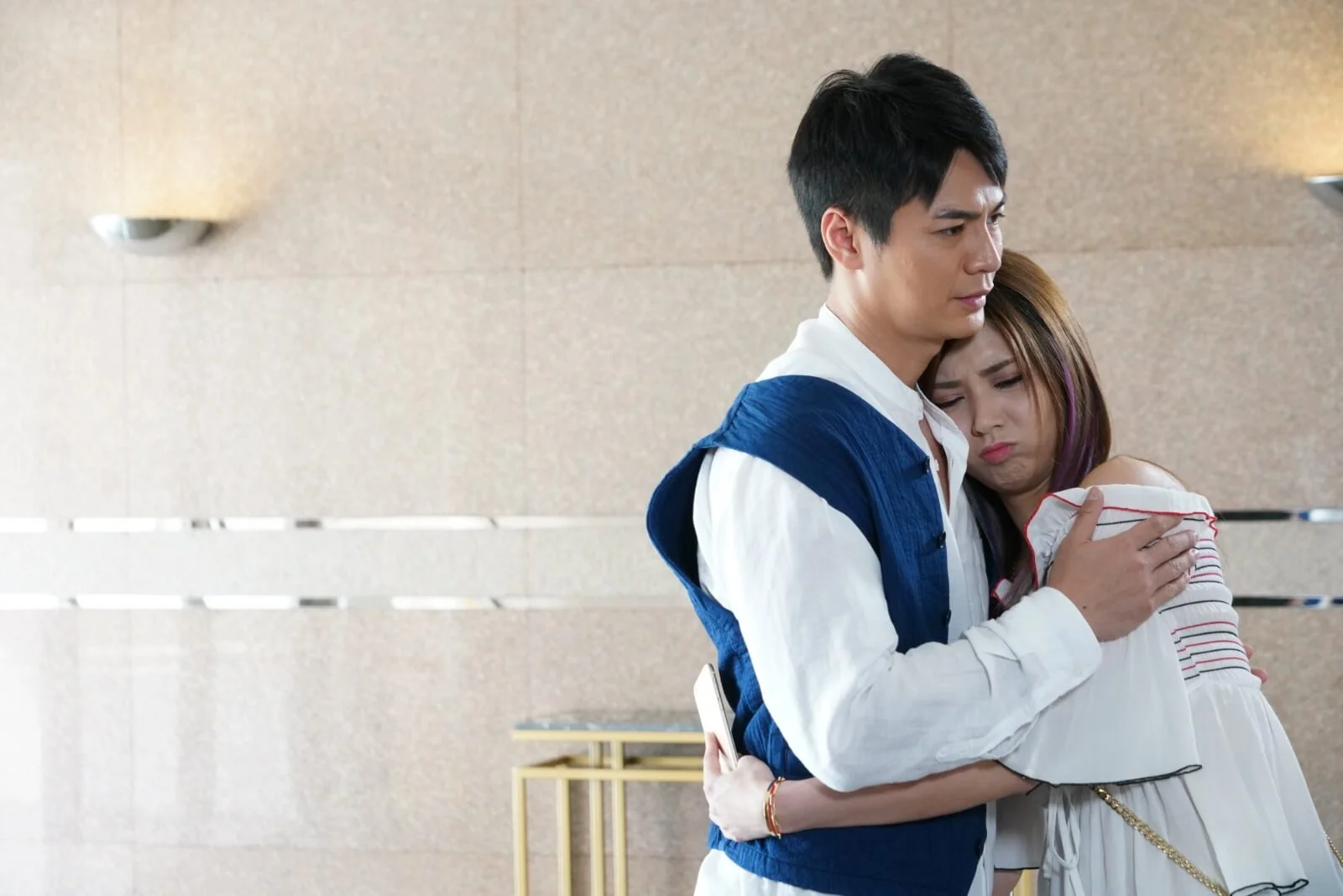 劇中與羅子溢有不少親熱戲,對方更教她嗲功。