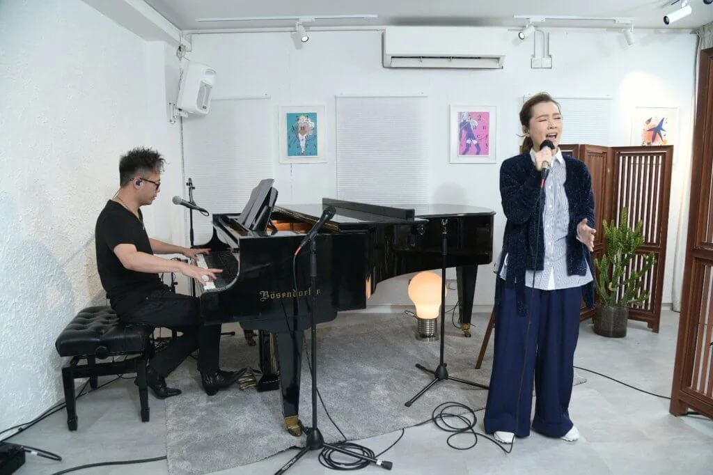 Jade出名認真,下午便來到場地試音響,她和Johnny認識多年,兩人早前在網上舉行了一場「Wine & Sing Live」大獲好評