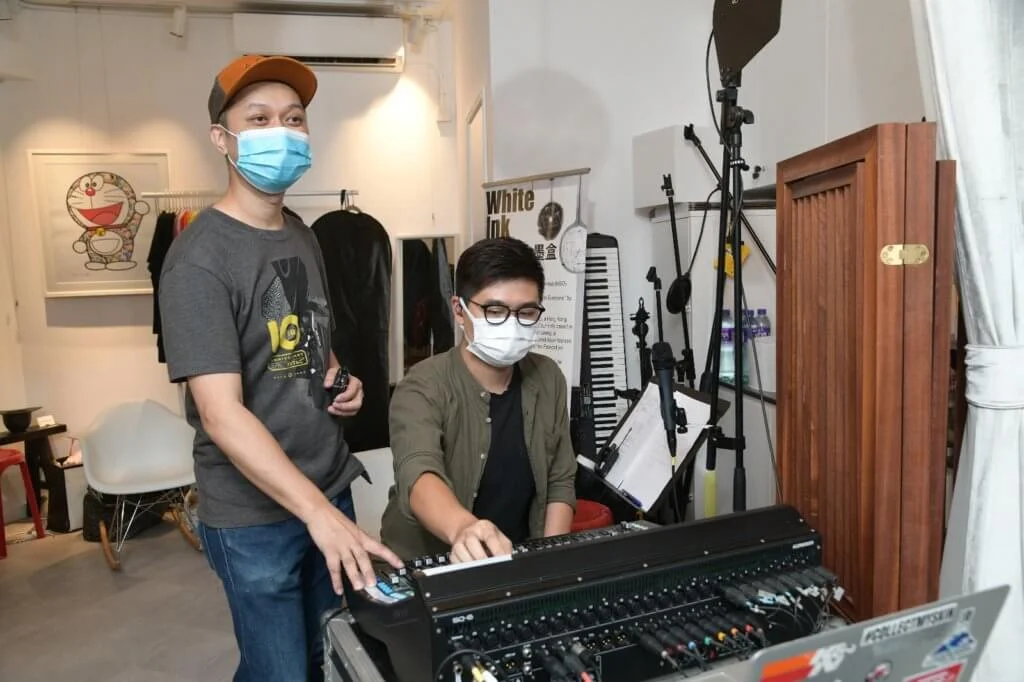 「M Direction」提供專業音響、燈光和活動策劃服務等,今次贊助音響,阿輝(左)和拍檔一早到場set up。