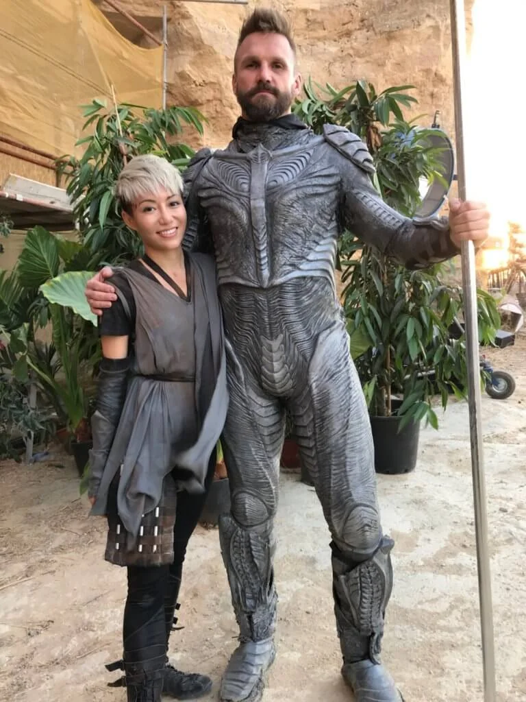 陳鈺芸與戲中飾演外星人的演員合照,身高懸殊要打得有說服力很考功夫。