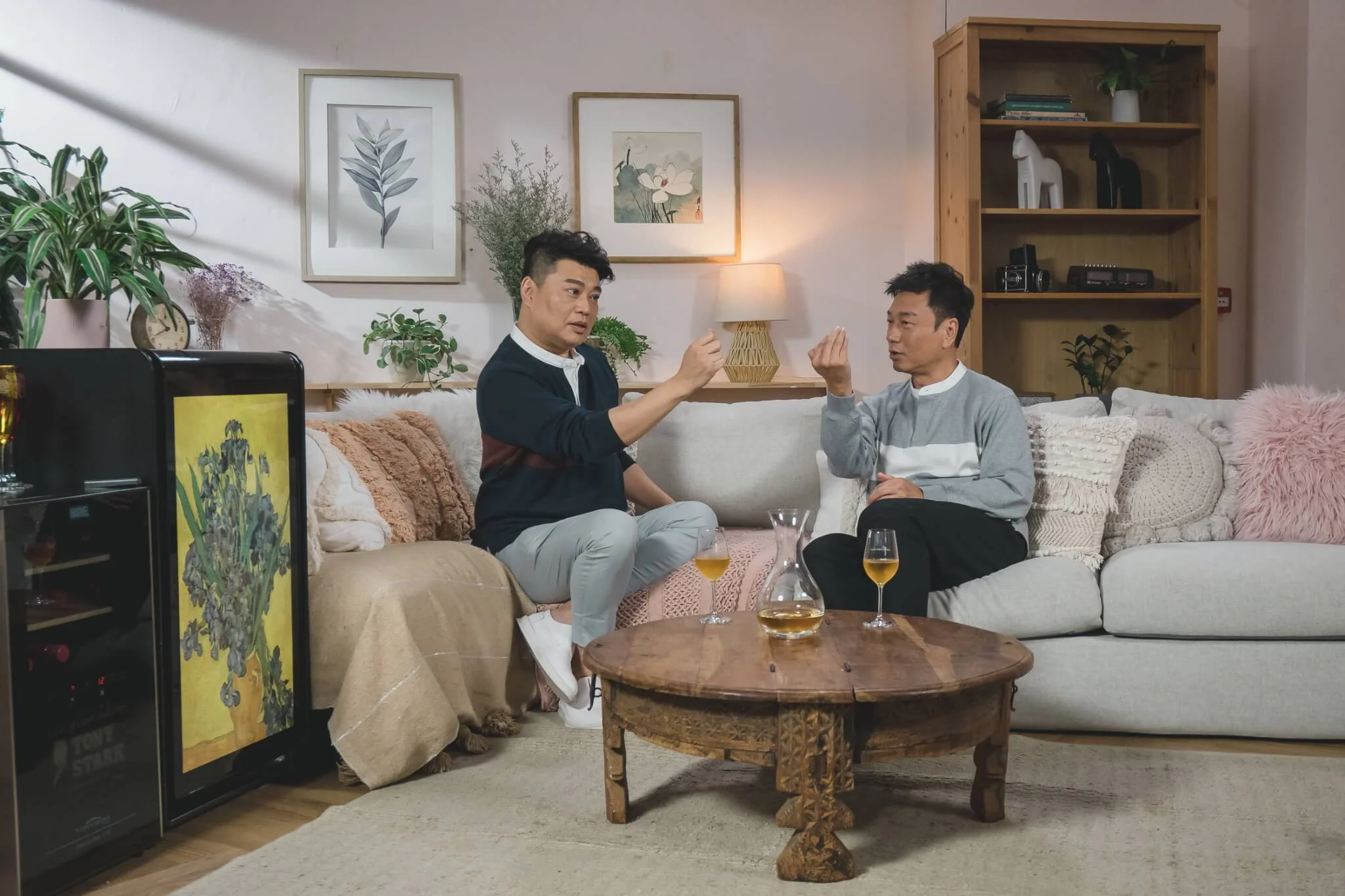 阮兆祥記得有一次在飯局上，吳君如突然拿起湯匙，他以為湯匙出了問題，豈知她將湯匙當作鏡子來照。