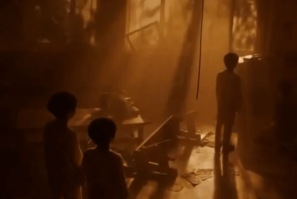 廿八年前的白夜村,村民互相廝殺,火光熊熊,三個小孩倖存者是關鍵。