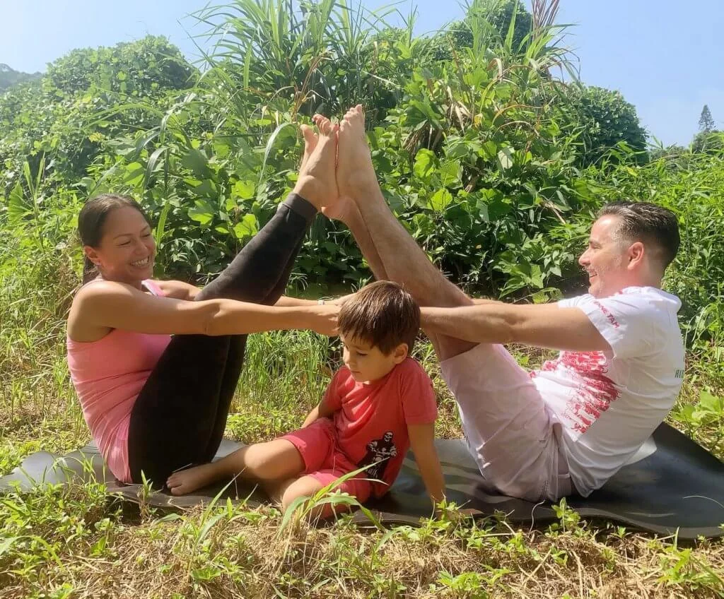 貝安琪與加拿大籍丈夫Simon Van Damme及兒子小龍不時一家三口玩瑜伽,是很好的親子互動。