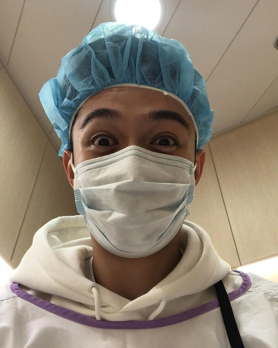 柏豪回顧去年進入產房陪產的感受,戴着手術帽、口罩外反,一臉興奮。