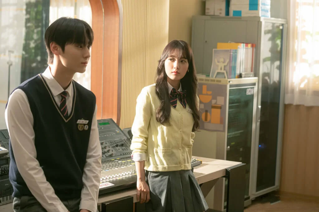 因為一封匿名信，鄭多彬加入黃旼炫的廣播部，目的是揪出誰是狙擊手。