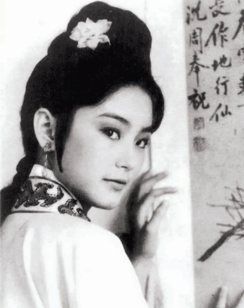 林青霞微博上發的古典美人照。如果她是早生一代，《江山美人》、《西施》、《貂蟬》、《寶蓮燈》、《花木蘭》、《緹縈》等會不會都成了必演戲碼？但七十年代已經進入反叛青年的時代，除了《古鏡幽魂》外，還有《真白蛇傳》，本來要演的林黛玉後來也變了賈寶玉，注定反串角色如東方不敗才是她的古裝片經典。