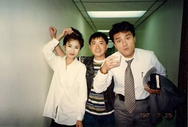 九八年與林家棟、袁潔瑩合作《緣來沒法擋》。
