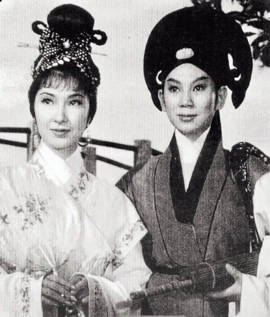本來是樂蒂凌波再度攜手的《七仙女》,開鏡之後,女主角必須換人。這張只出現在官方刊物的合照,從此成為「傳說」中的合作。奈何「傳說」還有續集,方盈之後,便是江青,江青隨李翰祥去後,「燙手洋山芋」又回到方盈手中。
