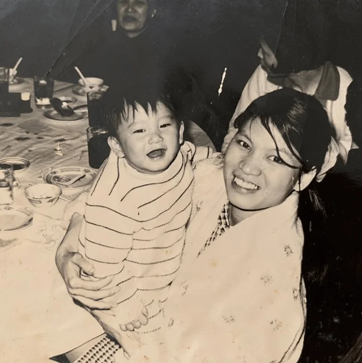 母子感情深厚，他決定結婚後，立即到母親墓前拜祭，並告訴她結緍的消息。