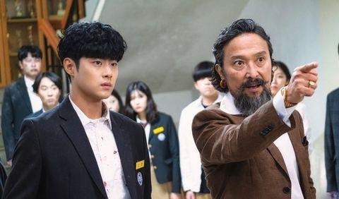 安奭奐是韓劇的綠葉，今次飾演全國前五十大企業家，也是《驅魔麵館》 的金主，他在學校教訓不公正警察及老師那幕，看得人叫爽。