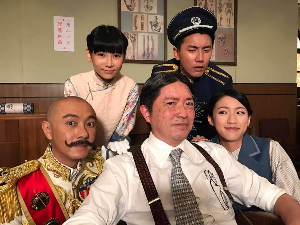 在劇集《大帥哥》飾演日本間諜，有場戲被整蠱，在臉上插滿針。