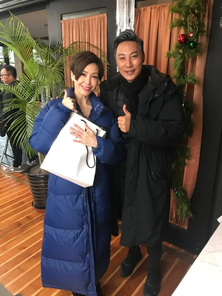 伍詠薇戲中飾演譚耀文前妻,適逢聖誕節,他送了一條頸巾給對方。