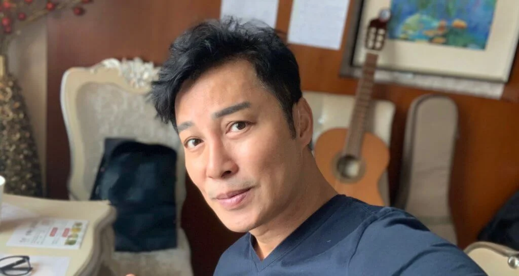 譚耀文早前拍攝電影《逃獄兄弟》,他感謝老闆黃百鳴很有心,開拍這齣有幽默元素的電影。
