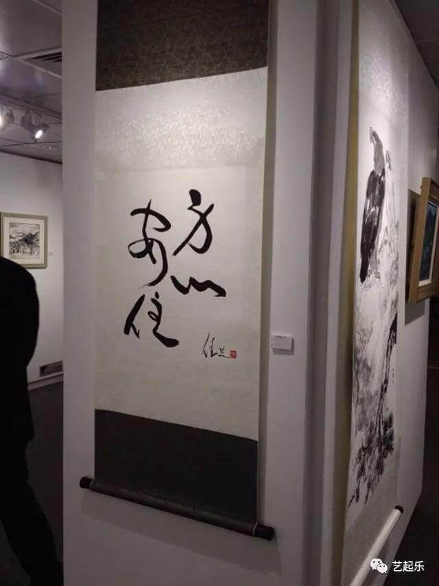 李佳芯十年前開始跟台灣老師學水墨畫，並且與同學一起開畫展。