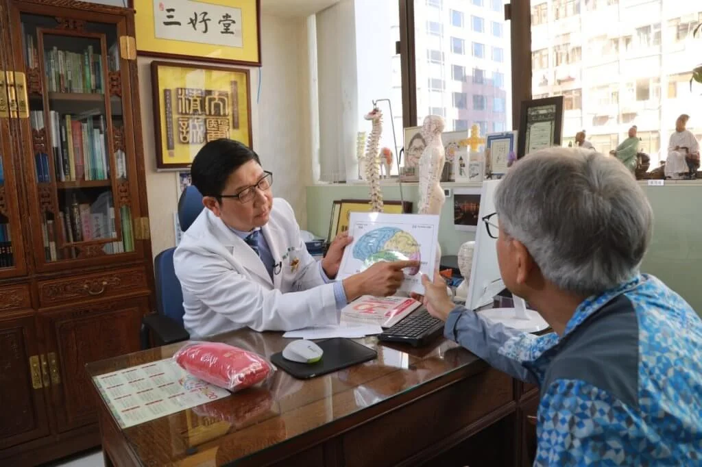 田啟文因好友李健仁中風,向周醫師了解針灸如何幫助中風患者康復。