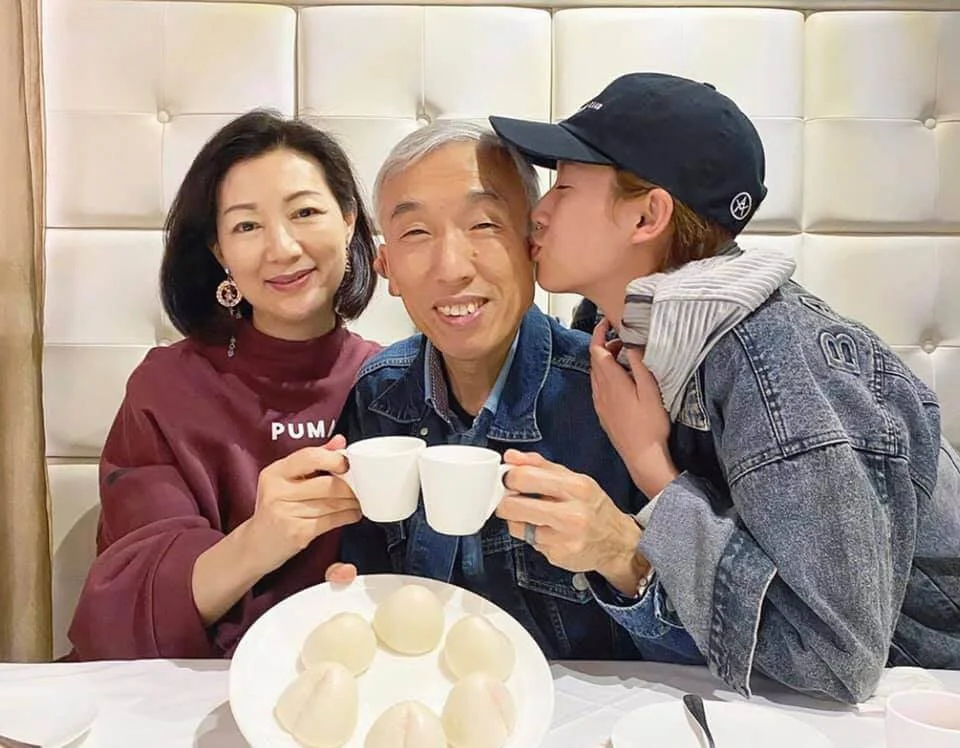 入行後遇上逆境，幸得父母的支持令她一步一步捱過。