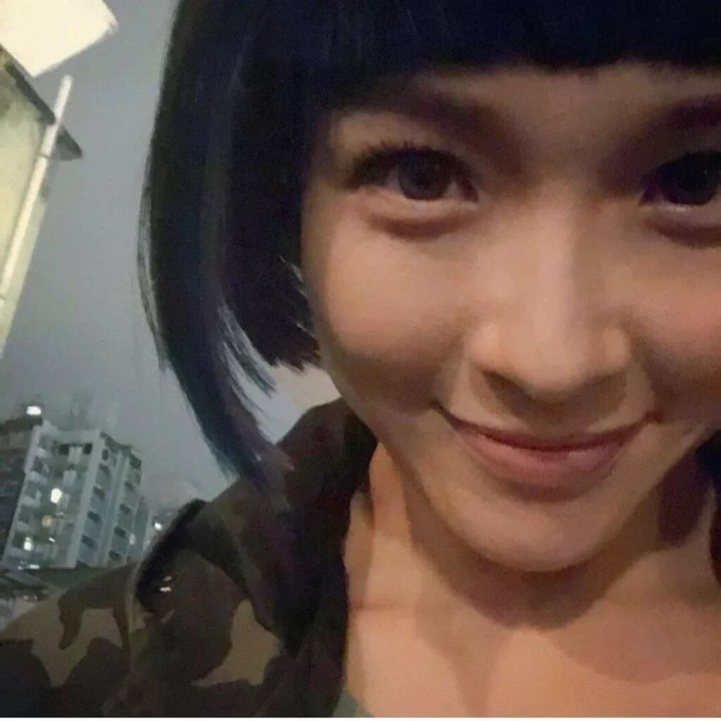 李佳芯在新劇《智能愛（AI）人》飾演機械人，戴上假髮及有色隱形眼鏡，形象耳目一新。