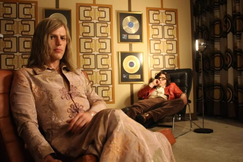 電影《大衛寶兒:無盡星塵》是一部非一般音樂傳記片,自製作以來大受爭議。