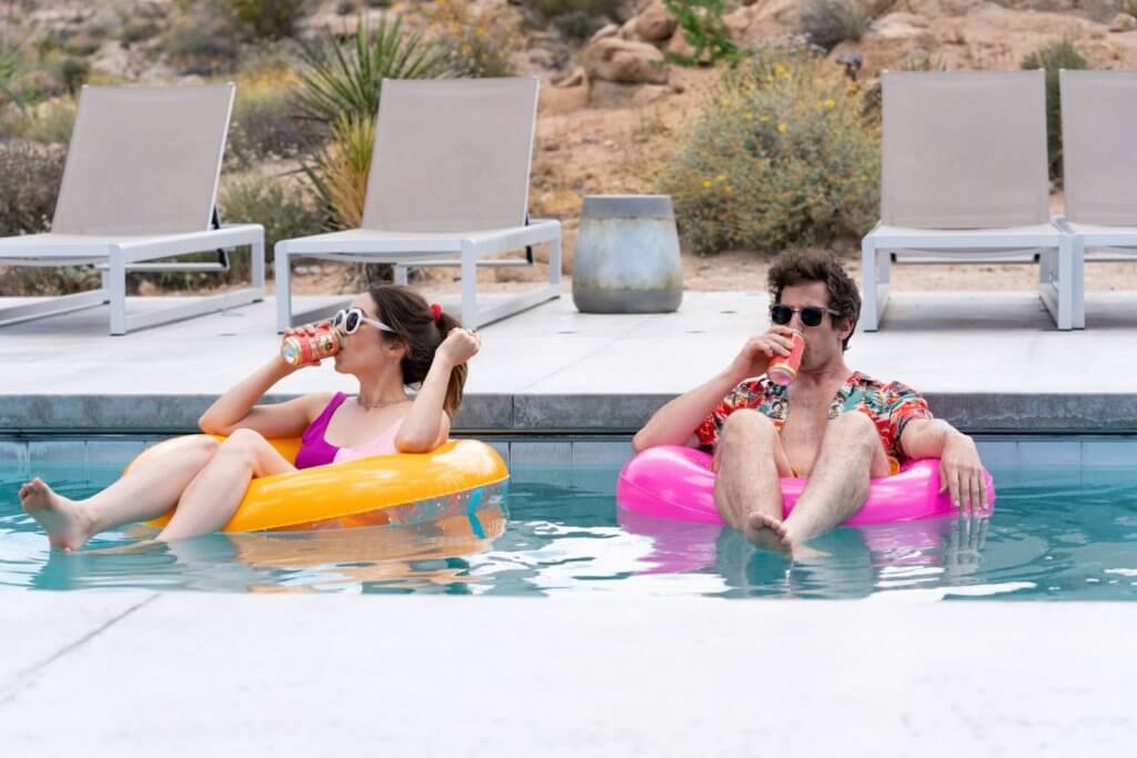 《Palm Springs：戀愛假期無限LOOP》中男主角安迪森堡及女主角姬絲汀美莉奧蒂均被困在同一天