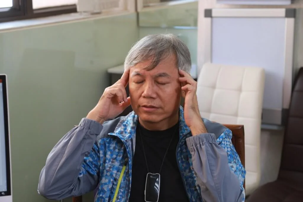 周醫師教田啟文按壓太陽穴、風池穴及曲池穴,有助助降血壓預防中風。