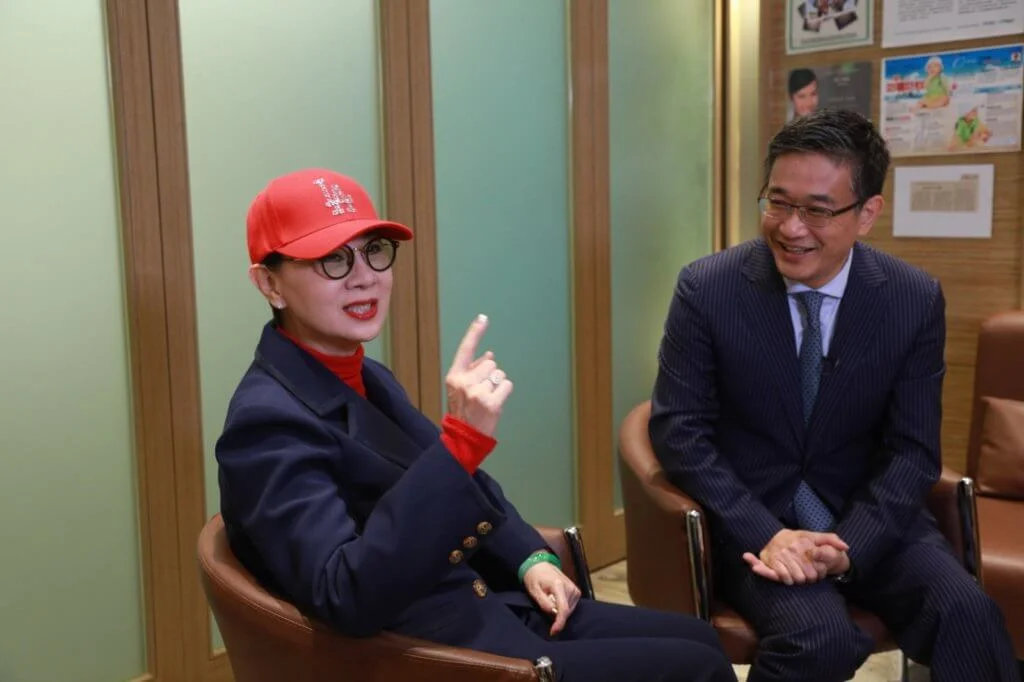 候醫生提醒柳姐不要穿太厚的鞋，因腳趾甲受損很容易感染真菌。