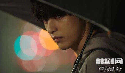 尹善宇飾演駭客文在雄,宅男一名,不過他跟南宮珉及李清娥在便利店相遇時,店舖立即停電,情況跟白夜村那三個小孩出現時一樣,看來,他就是第三人。