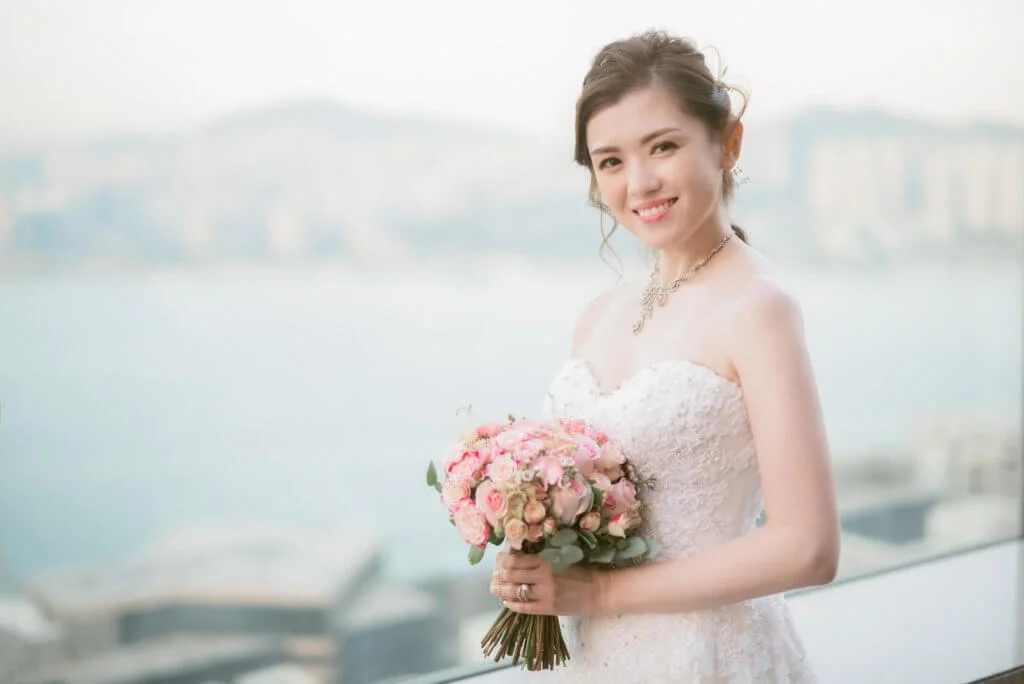袁文傑要老婆的婚紗性感一點，因為做新娘要把璀璨一面示人，張潔蓮選了六套婚紗後，選了這一件。