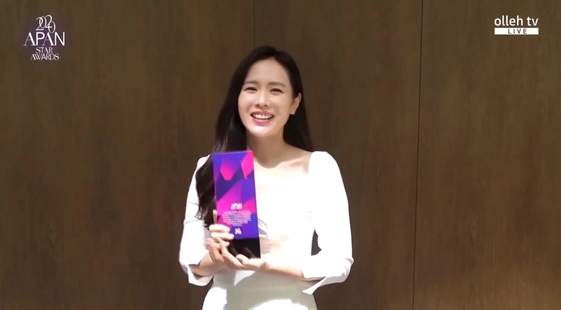 孫藝珍獲得「KT Seezn明星獎」,錄下短片分享感受。