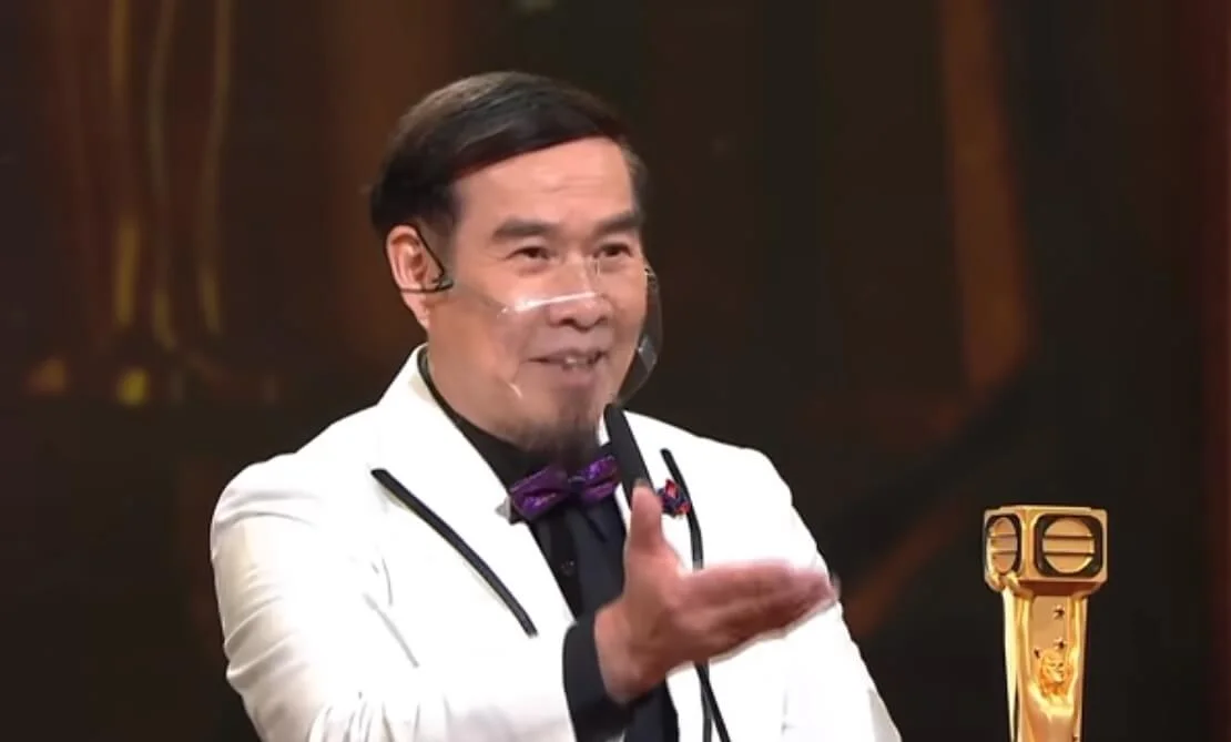 白彪憑《香港愛情故事》的「大聲公」一角，在《萬千星輝頒獎典禮》獲頒「最佳男配角」。