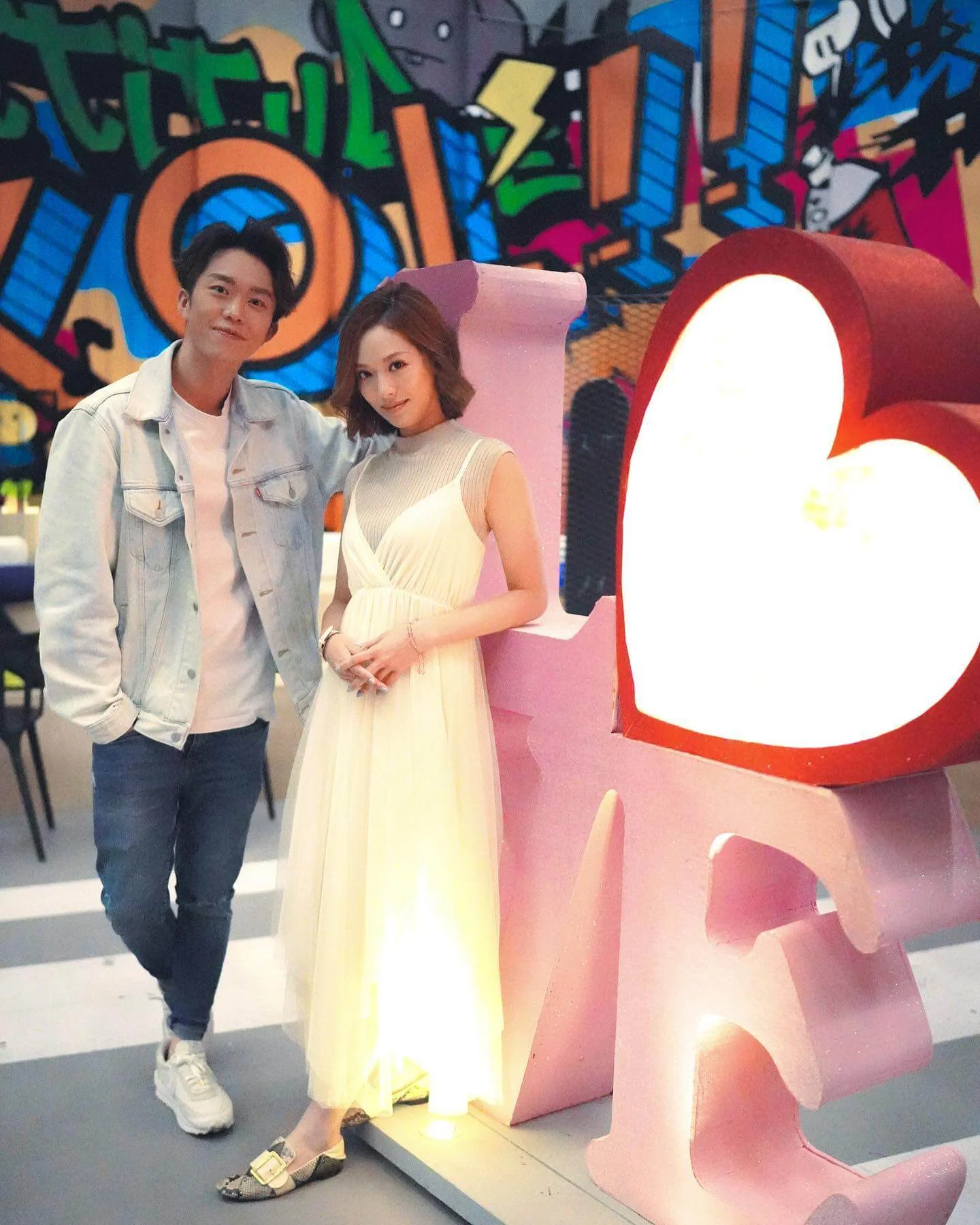 去年初與《#後生仔傾吓偈》的主播鄭衍峰傳出緋聞。