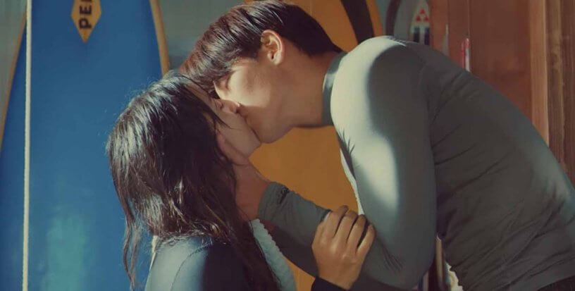 在海灘相遇的二人,來一場「快食文化」,未有愛先有性。