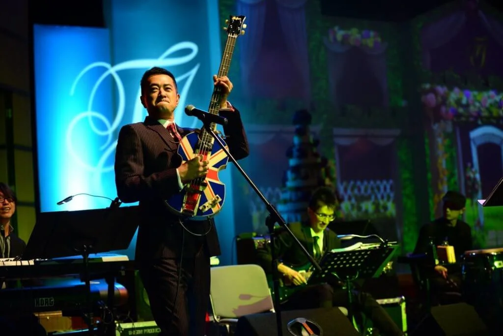 鄧梓峰自封band仔,主力彈低音結他。