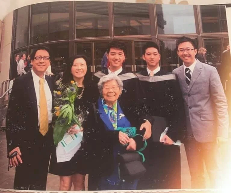 馮允謙大學畢業時，全家人包括嫲嫲出席畢業禮