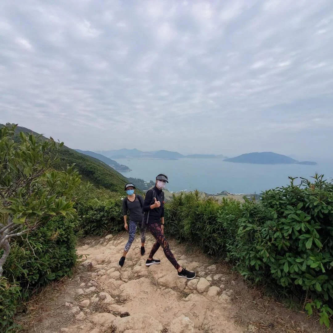 盧淑儀行山不忘拍照留念