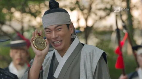 李伊庚做金明洙的阿四,跟主人出生入死,他更冒充暗行御史,搞出大頭佛。