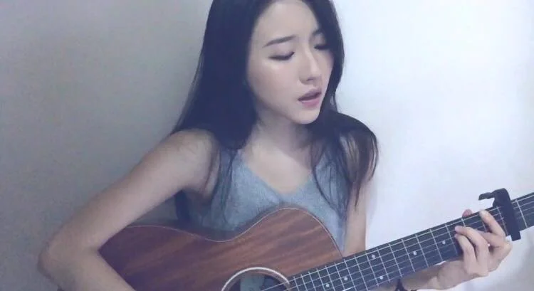 菊梓喬未做主流歌手、主唱眾多無綫劇集歌曲前，有一段時間做過網絡歌手。