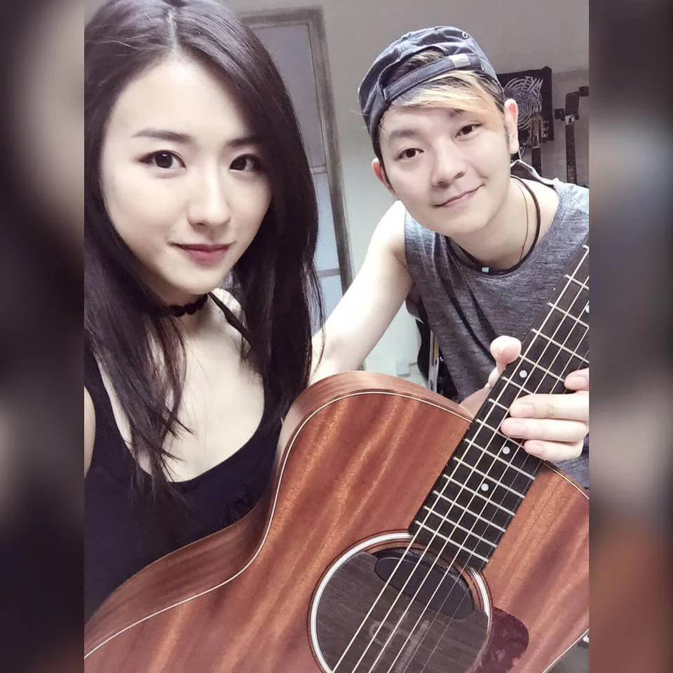 曾以創作歌手身份上載唱歌短片上網，結他不離手。