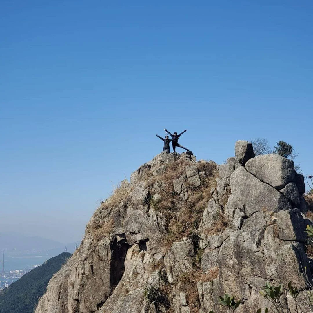 盧淑儀與友人居高臨下眺望香港美景