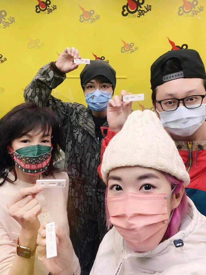 《口水多過浪花》的facebook專頁發帖,貼出鄭裕玲與三位主持拿着快速測試劑日照片,並顯示結果呈陰性。