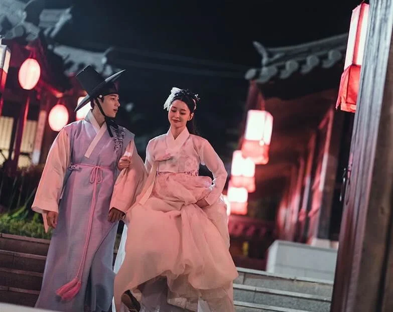 權娜拉古裝扮相漂亮,而L的書生造型亦吸睛。