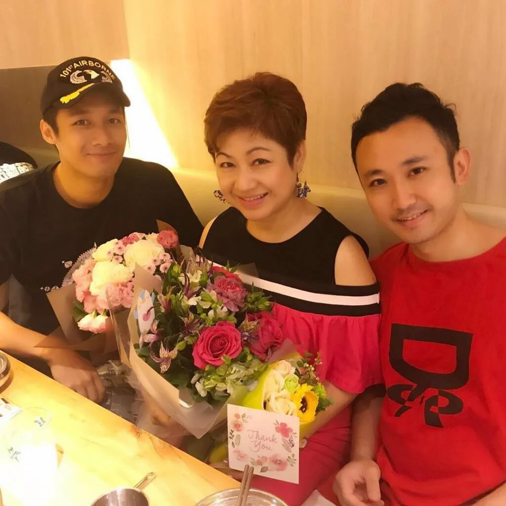 翟威廉與哥哥翟威信跟媽媽慶祝母親節