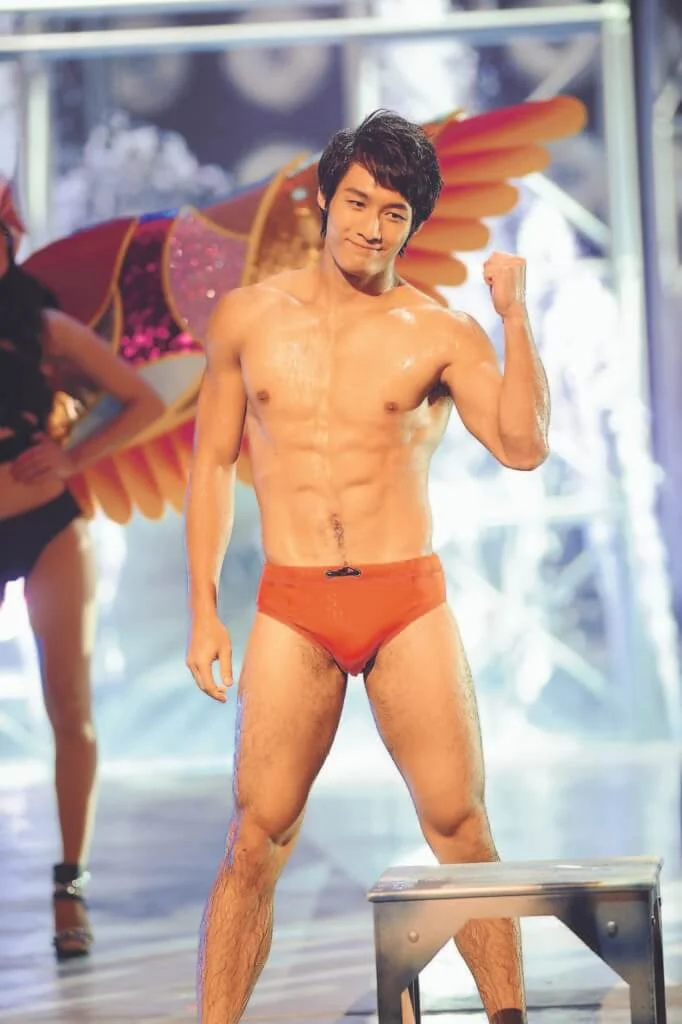 翟威廉2010年參加香港先生奪冠,他在比賽中連掃八個獎項。