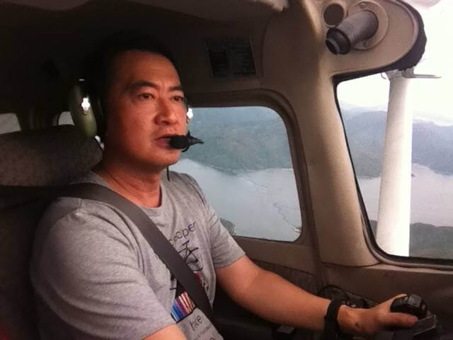 鄧梓峰十多廿年前學駕駛小型飛機，有空時喜歡飛上天練習飛行技術。