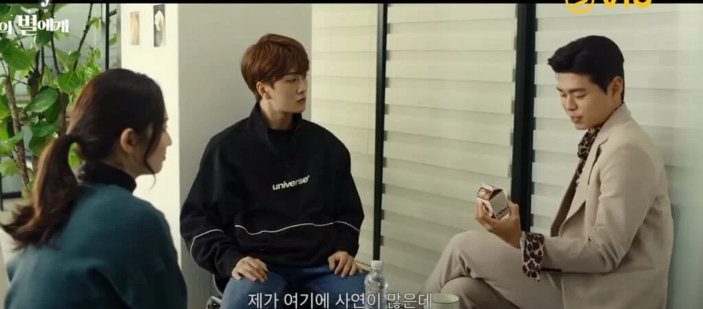 在《你的目光所及之處》飾演金弼賢的全在英，在新劇扮演娛樂代表，而男團NewKidd的真權扮演姜瑞俊經紀人。