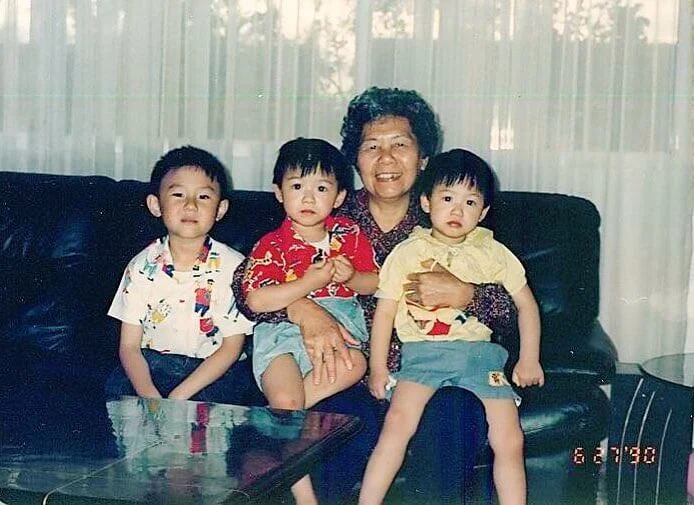 馮允謙的嫲嫲照顧他們三兄弟