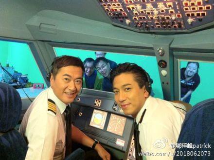 由於鄧梓峰懂得駕駛飛機，劇集《衝上雲霄》請他和吳卓羲一起演機長，亦有幫忙設計情節。