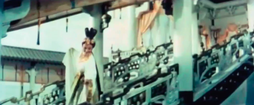 「館娃宮」已經巧奪天工,「響屧廊」更是匠心獨運: 取悅美人的建築物,光是一道樓梯,已暗藏機關,行走上下,如同揮指在琴鍵間。江青的老本行是舞蹈,導演李翰祥讓她在這場舞戲中自編自演,效果果然不負眾望。