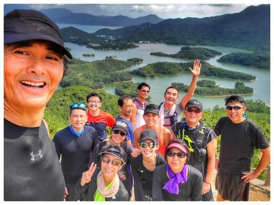 周潤發出名喜歡行山，經常帶圈中人同樂，黃德斌亦不時會加入行山隊伍。