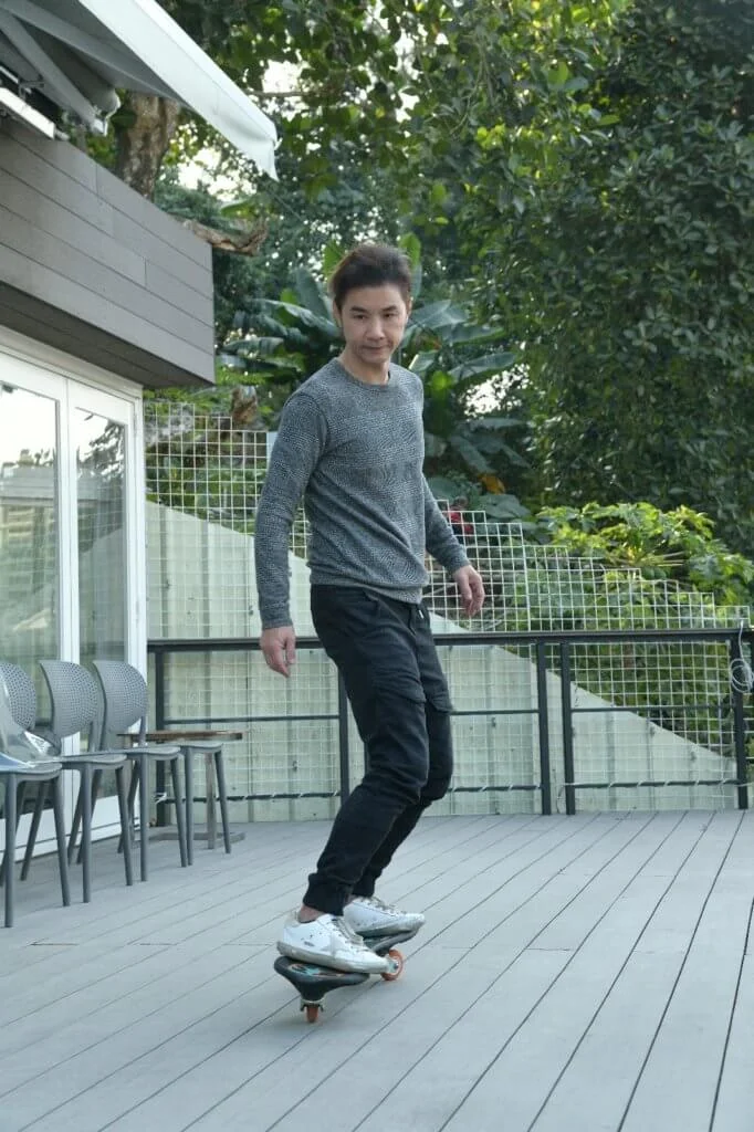 玩蛇板講求平衡力，黃翊自言技術不及兒子。